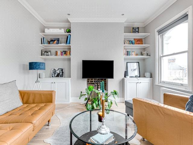 2 bedroom property in Ilminster Gardens, London, SW11 £3,000 pcm | Chestertons