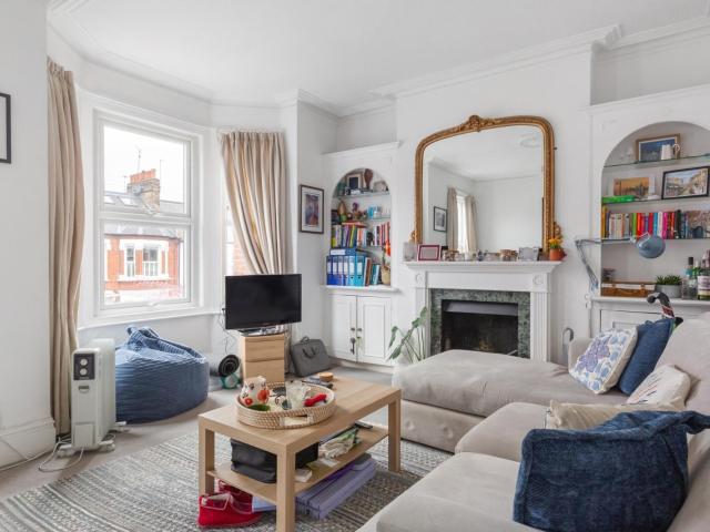 2 bedroom property in Jedburgh Street, London, SW11 £2,850 pcm | Chestertons