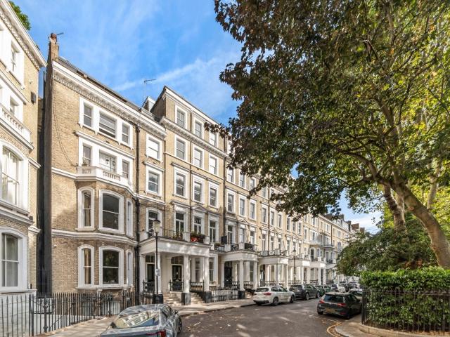2 bedroom property in Lexham Gardens, London, W8 £4,000 pcm | Chestertons