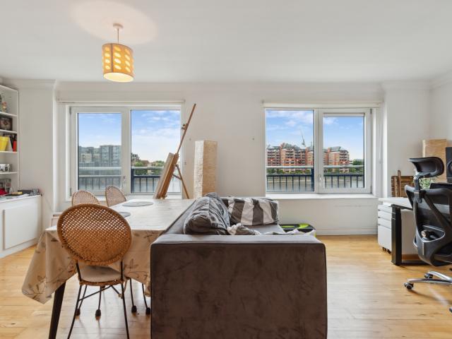 2 bedroom property in Molasses House, Clove Hitch Quay, Battersea, London, SW11 £2,650 pcm | Chestertons