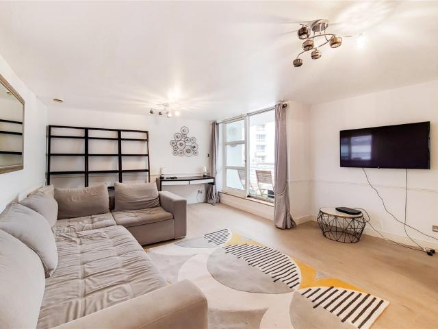 2 bedroom property in Manchester Road, London, E14 £3,750 pcm | Chestertons