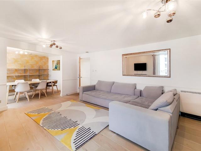 2 bedroom property in Manchester Road, London, E14 £3,802 pcm | Chestertons