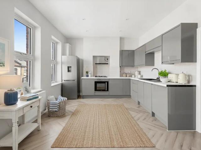 2 bedroom property in Munster Road, London, SW6 £2,695 pcm | Chestertons