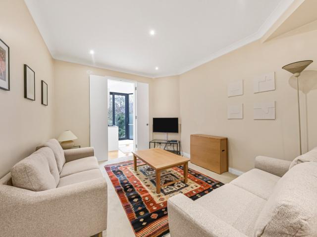 2 bedroom property in North End Road, London, NW11 £2,600 pcm | Chestertons