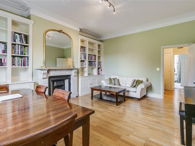 2 bedroom property in Netherhall Gardens, Hampstead, London, NW3 £3,350 pcm | Chestertons