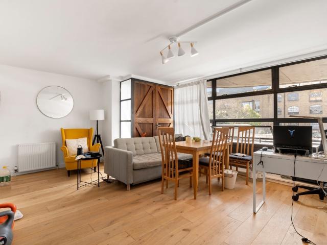 2 bedroom property in New Wharf Road, Kings Cross, Islington, London, N1 £3,500 pcm | Chestertons