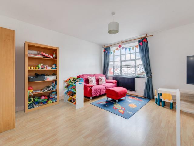 2 bedroom property in South Worple Way, East Sheen, London, SW14 £2,400 pcm | Chestertons