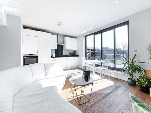 2 bedroom property in Southgate Road, London, N1 £3,141 pcm | Chestertons
