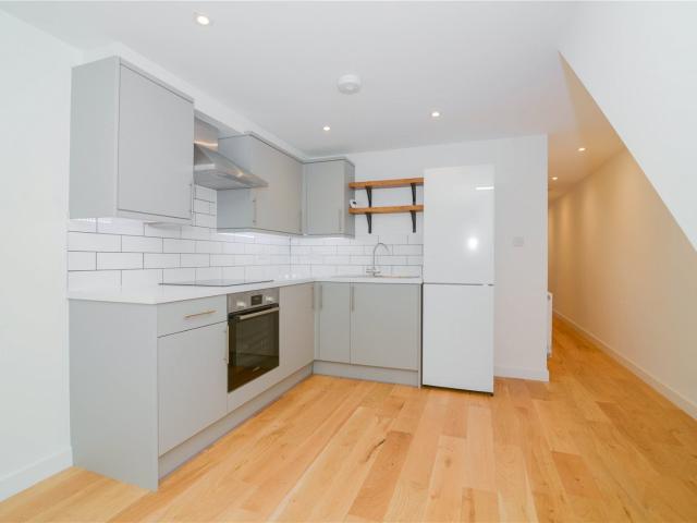 2 bedroom property in Sandycombe Road, Richmond, TW9 £1,900 pcm | Chestertons