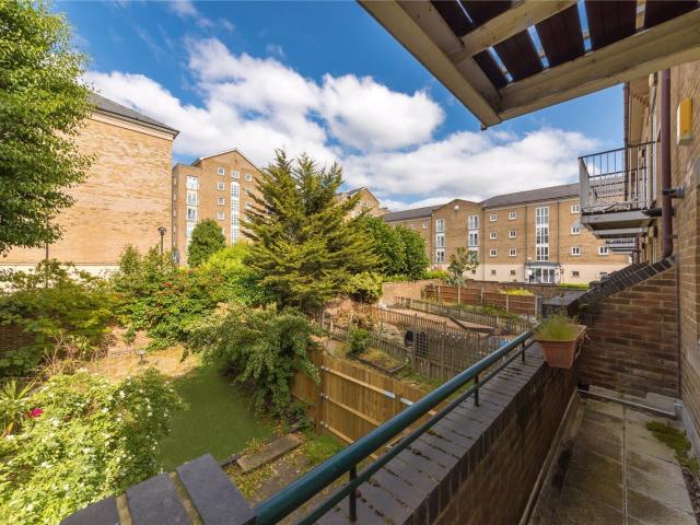 2 bedroom property in Schooner Close, London, E14 £2,250 pcm | Chestertons