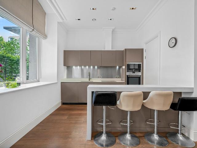 2 bedroom property in Sterling Mansions, 75 Leman Street, London, E1 £4,500 pcm | Chestertons