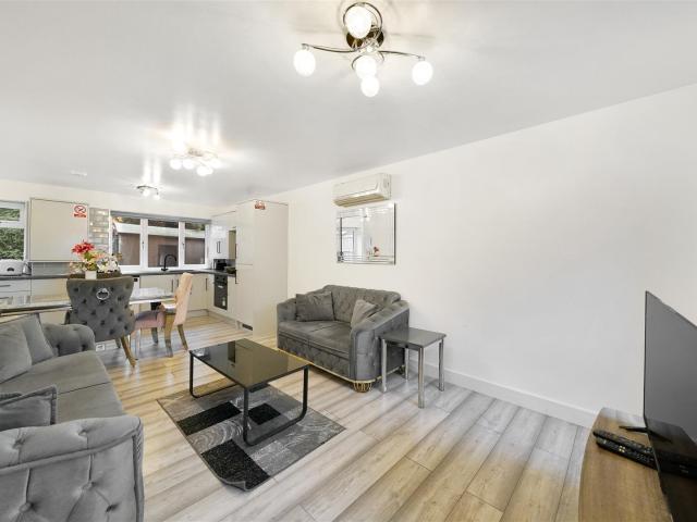 2 bedroom property in Parker Street, Silvertown, London, E16 £2,325 pcm | Chestertons