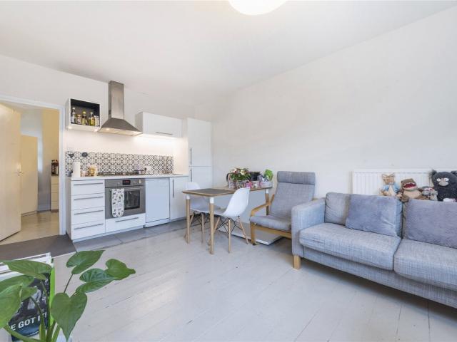 2 bedroom property in Phoenix Road, Euston, London, NW1 £2,850 pcm | Chestertons