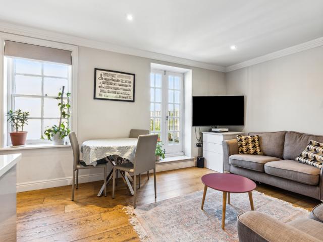 2 bedroom property in Pleasant Place, Islington, London, N1 £3,596 pcm | Chestertons