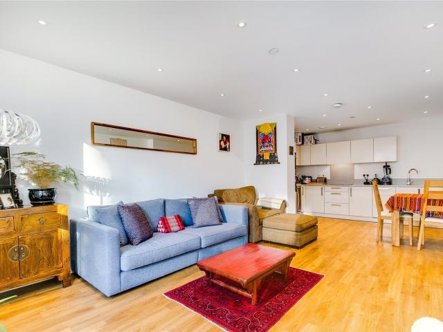 2 bedroom property in Queensland Road, London, N7 £2,700 pcm | Chestertons
