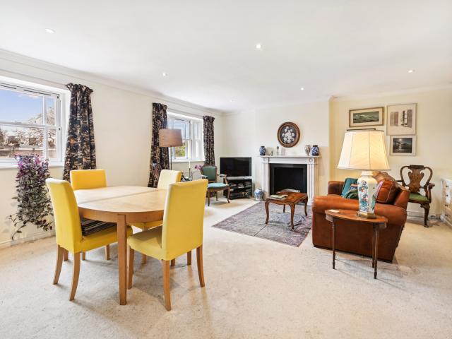 2 bedroom property in Royal Belgrave House, Hugh Street, London, SW1V £3,400 pcm | Chestertons
