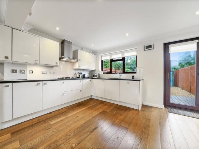 2 bedroom property in Rosethorn Close, Balham, London, SW12 £2,750 pcm | Chestertons