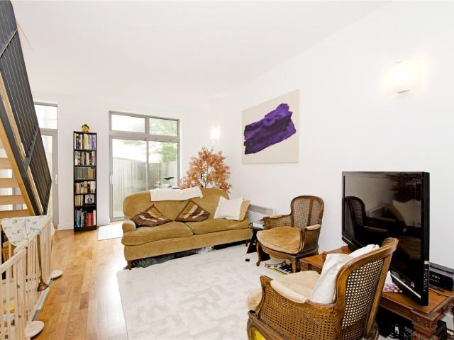 2 bedroom property in Red Square, 3 Piano Lane, Carysfort Road, London, N16 £3,250 pcm | Chestertons