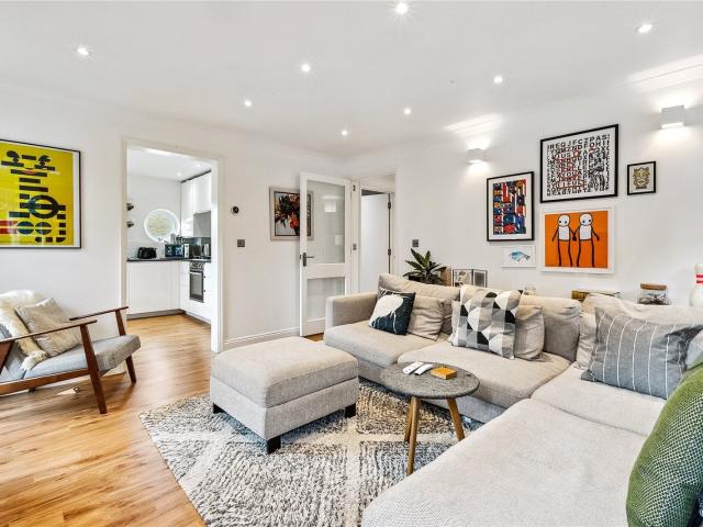 2 bedroom property in Walbrook Court, 2 Hemsworth Street, London, N1 £3,100 pcm | Chestertons