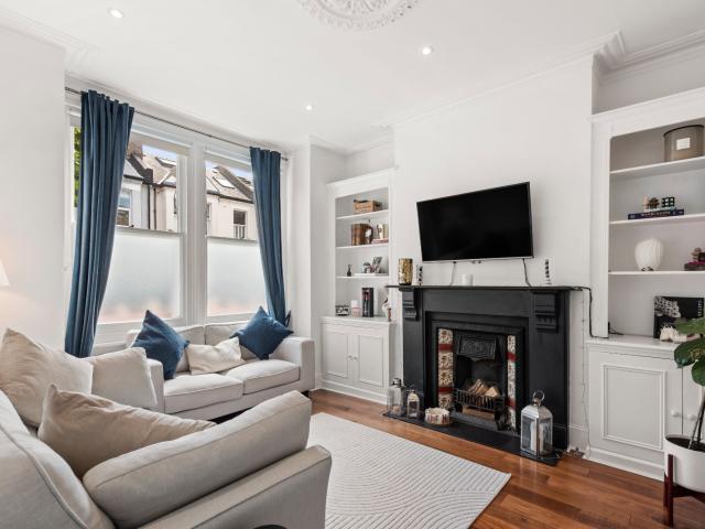 2 bedroom property in Wardo Avenue, Fulham, London, SW6 £3,000 pcm | Chestertons