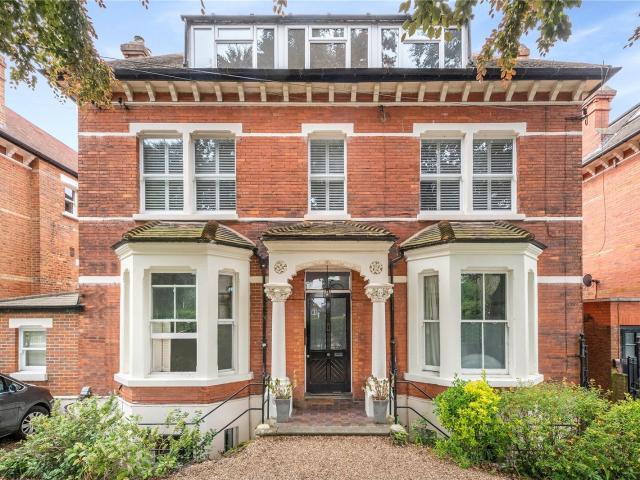 3 bedroom property in West Hill Road, London, SW18 £2,850 pcm | Chestertons