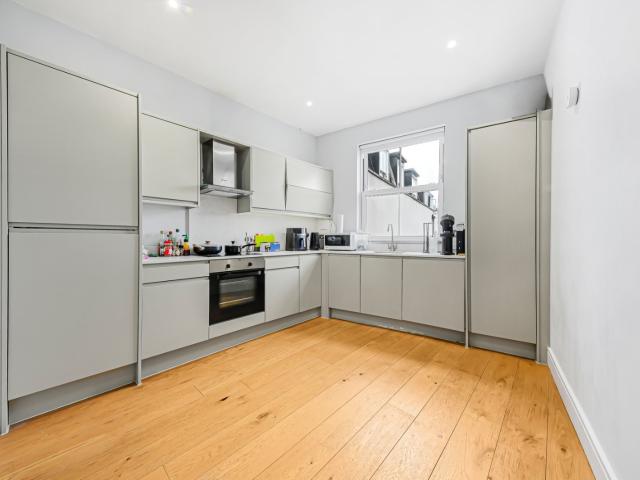 2 bedroom property in Torriano Avenue, Kentish Town, London, NW5 £2,800 pcm | Chestertons