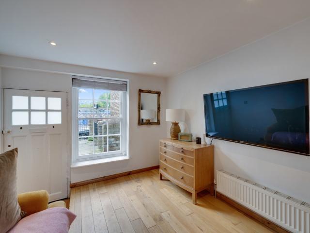 2 bedroom property in The Mount Square, Hampstead, London, NW3 £3,300 pcm | Chestertons