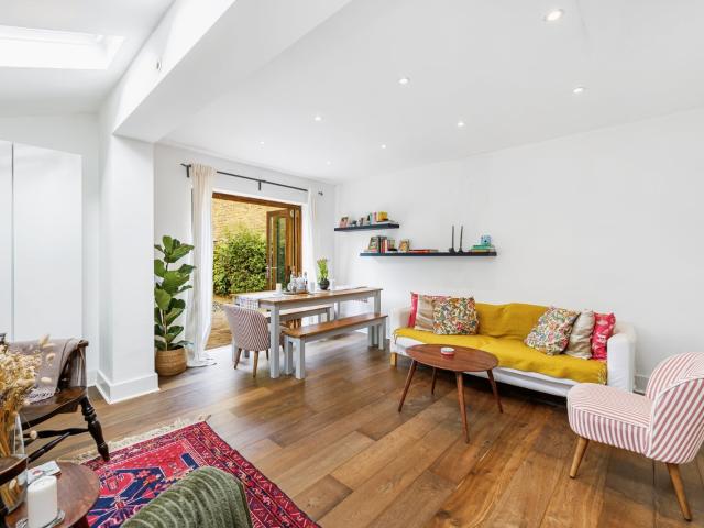 2 bedroom property in The Avenue, London, W4 £2,800 pcm | Chestertons