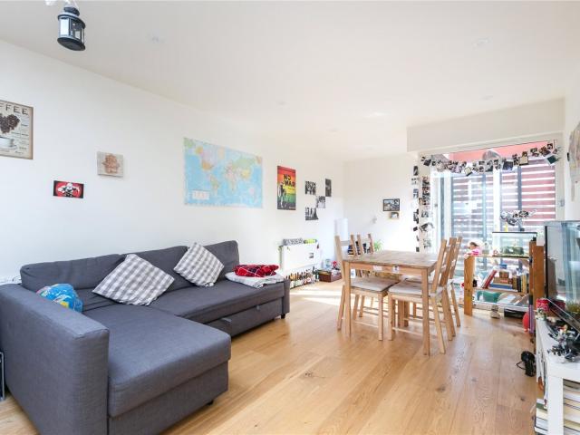 2 bedroom property in Tiltman Place, London, N7 £2,400 pcm | Chestertons