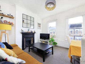 2 bedroom property in Tremadoc Road, Clapham, London, SW4 £2,500 pcm | Chestertons