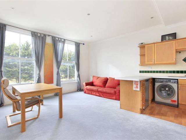 2 bedroom property in Trinity Road, Wandsworth Common, London, SW17 £2,250 pcm | Chestertons
