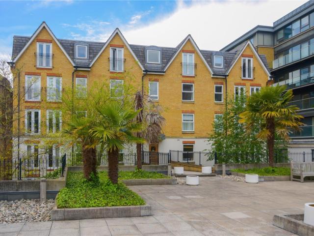 2 bedroom property in Troubridge Court, Marlborough Road, Chiswick, London, W4 £2,700 pcm | Chestertons