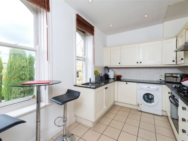2 bedroom property in Verona Court, Chiswick Lane, Chiswick, London, W4 £3,050 pcm | Chestertons