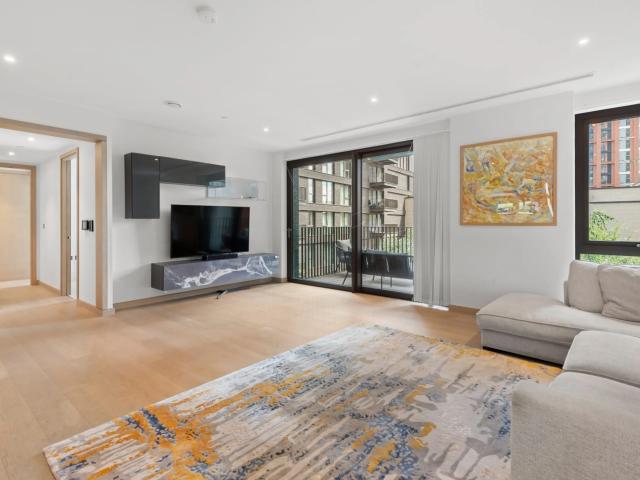 2 bedroom property in Viaduct Gardens, London, SW11 £4,500 pcm | Chestertons