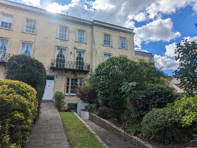 2 bedroom property to let in Melrose Place, Clifton £1,700 pcm