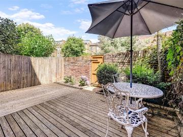 2 bedroom property to let in More Close, London, W14 £2,250 pcm