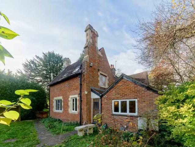 2 bedroom property to let in North Hinksey Lane, Oxford, OX2.