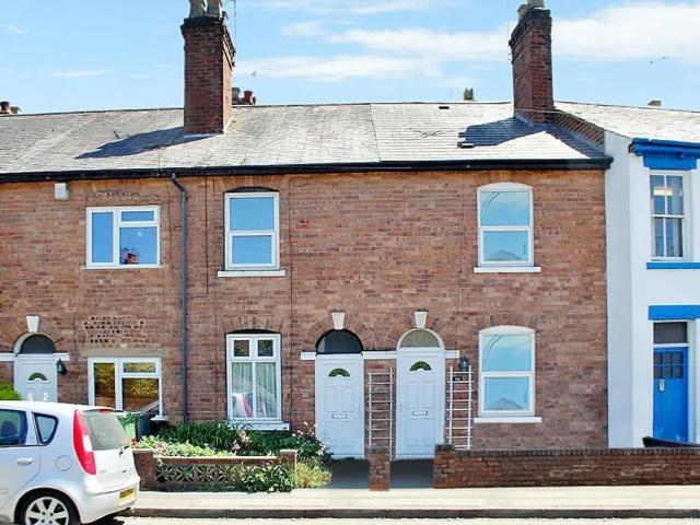 2 bedroom property to let in Aldersley Road, Aldersley, Wolverhampton £799 pcm