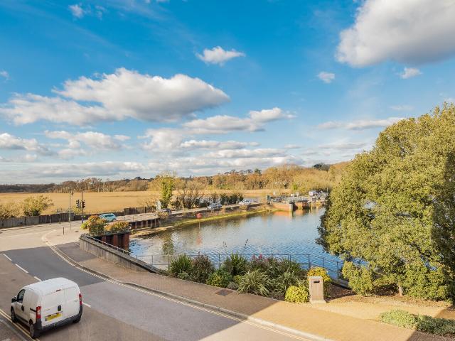 2 bedroom property to let in Almansa Way, Lymington, SO41 £1,650 pcm