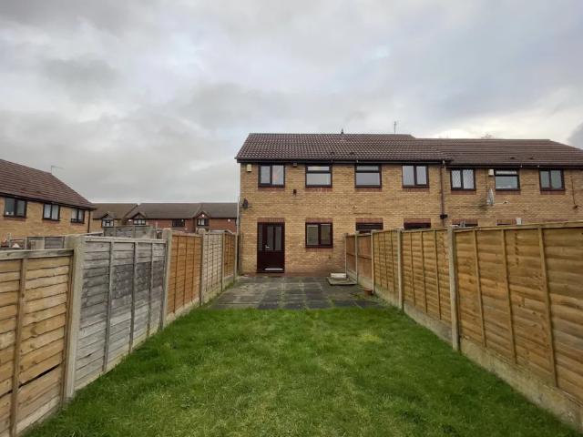 2 bedroom property to let in Ambleside Close, Wolverhampton, WV14 £1,000 pcm