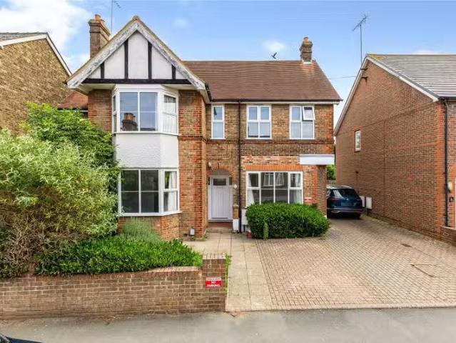 2 bedroom property to let in Anyards Road, Cobham, Surrey, KT1.