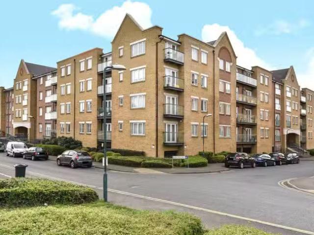 2 bedroom property to let in Black Eagle Drive, Northfleet, Gr.