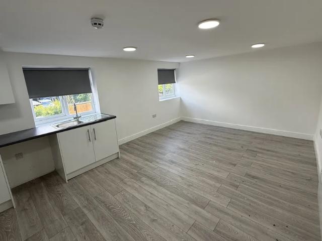 2 bedroom property to let in Cannock Road, Wolverhampton £950 pcm