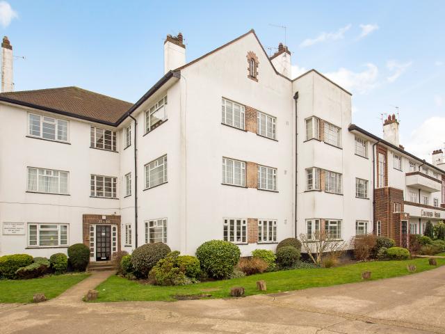 2 bedroom property to let in Chertsey Road, Twickenham, TW1 £2,100 pcm