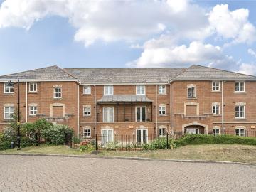 2 bedroom property to let in Chichester House, Hillcroft Close, Lymington, SO41 £1,500 pcm