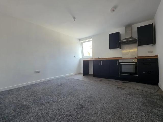 2 bedroom property to let in Cleveland Passage, Wolverhampton, WV1 £900 pcm