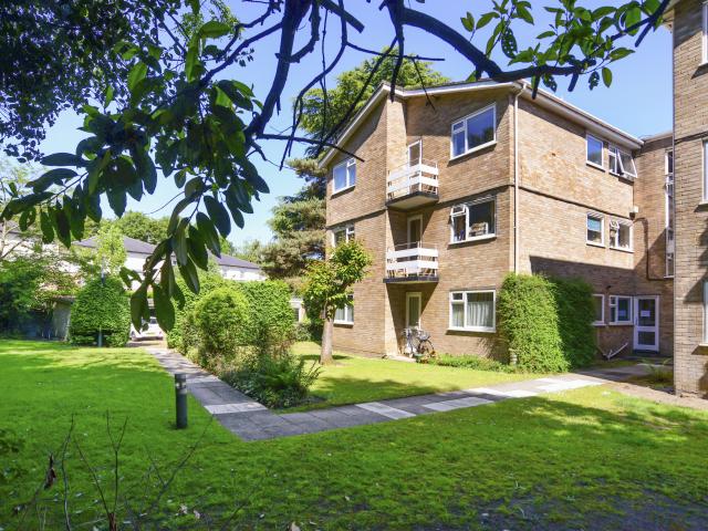 2 bedroom property to let in Coniston Court, Weybridge, KT13 £1,700 pcm
