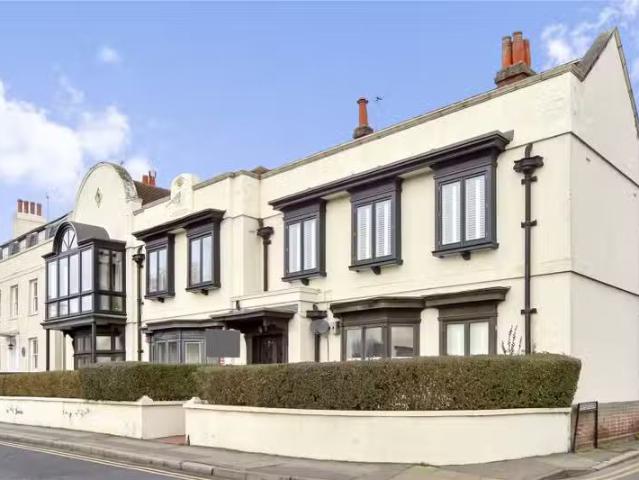 2 bedroom property to let in Dial House, Russell Road, Shepper.