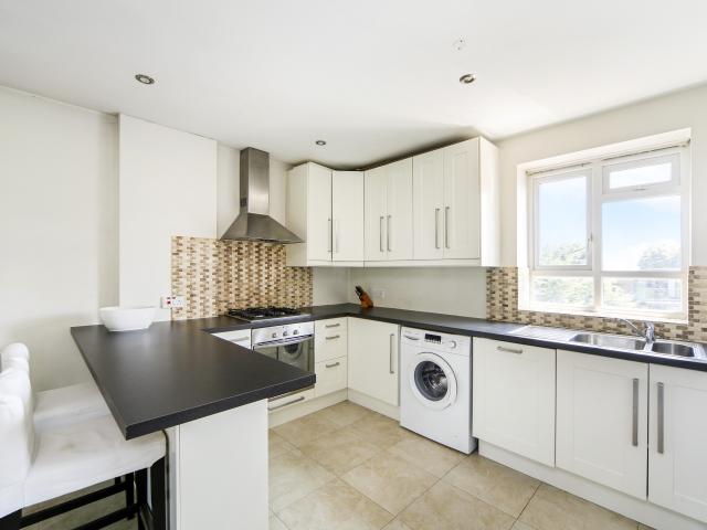 2 bedroom property to let in Esher Gardens, London, SW19 £1,900 pcm