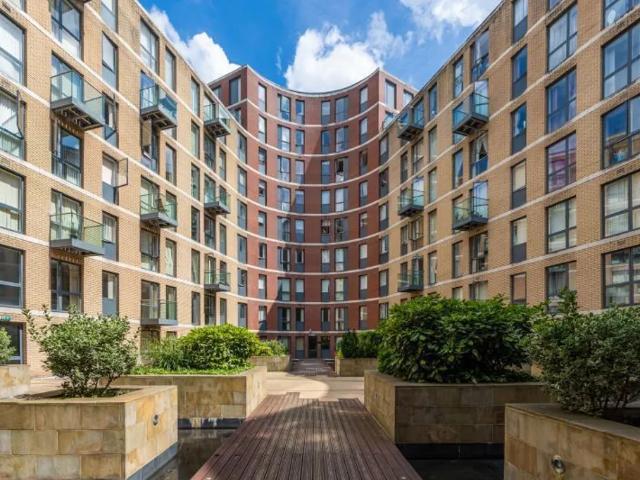 2 bedroom property to let in Essex Street, City Centre £1,150 pcm